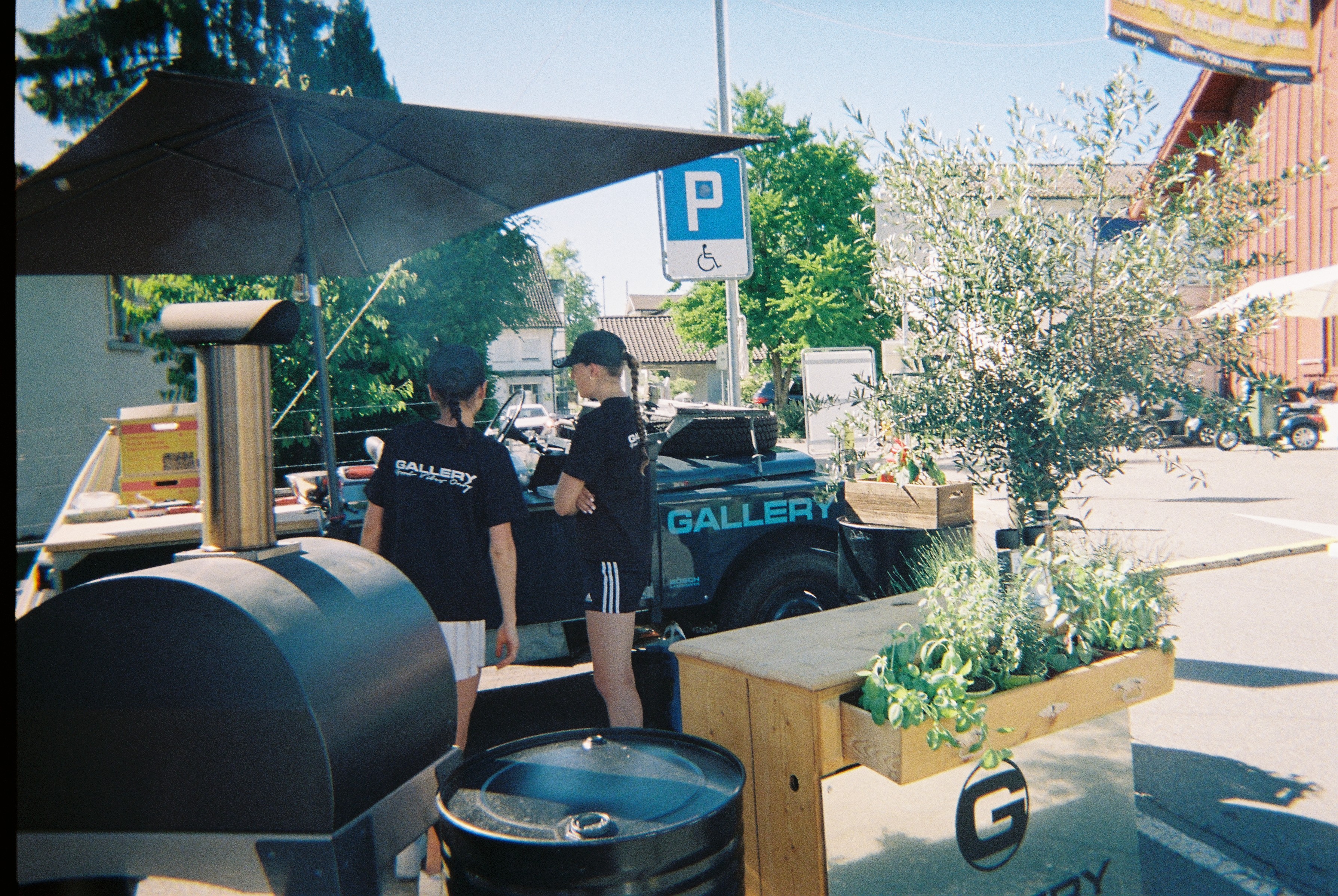 Gallery Catering-Station mit Pizzaofen und Team im Freien