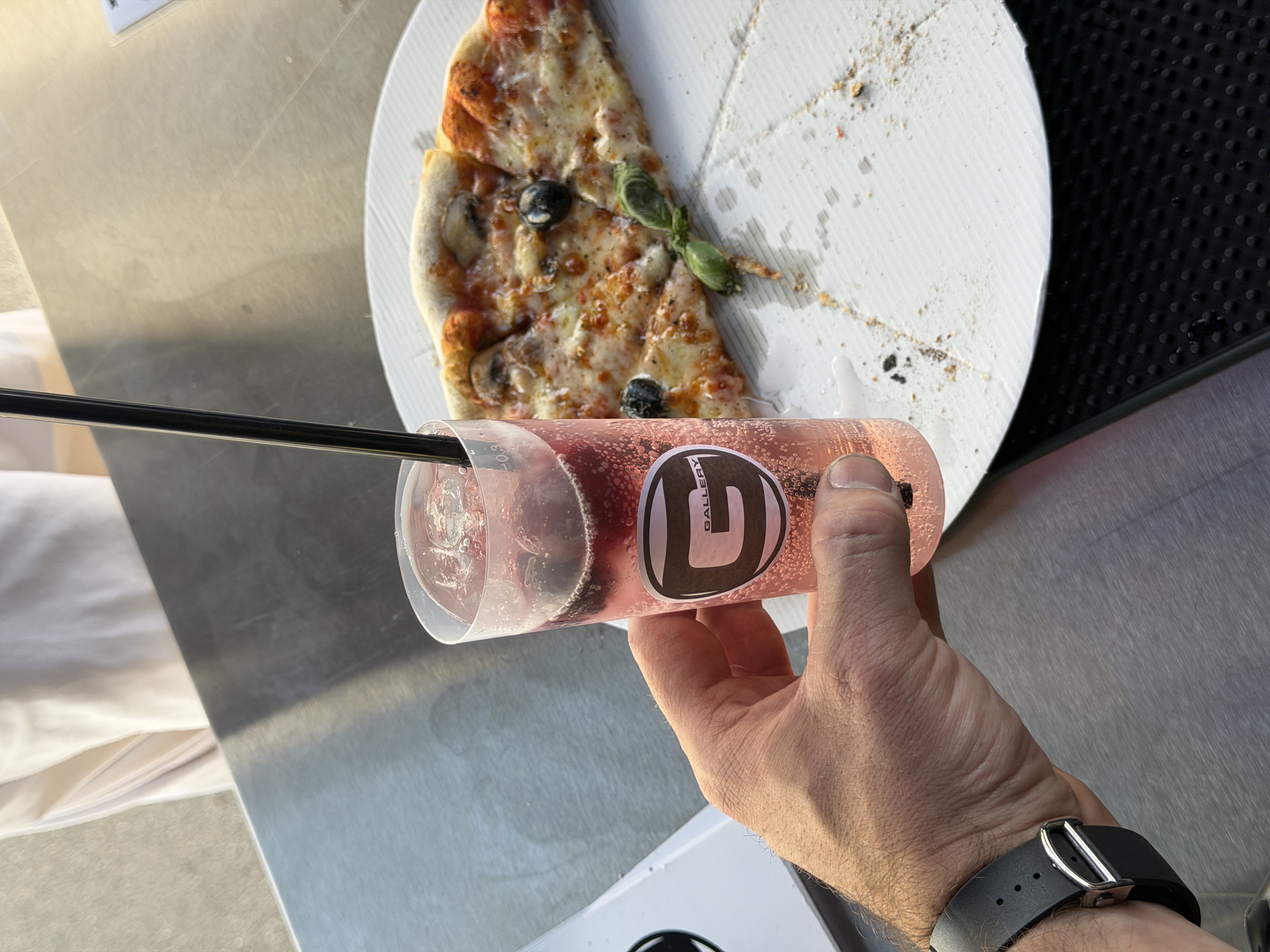 Frische Pizza und ein Drink im Gallery-Becher
