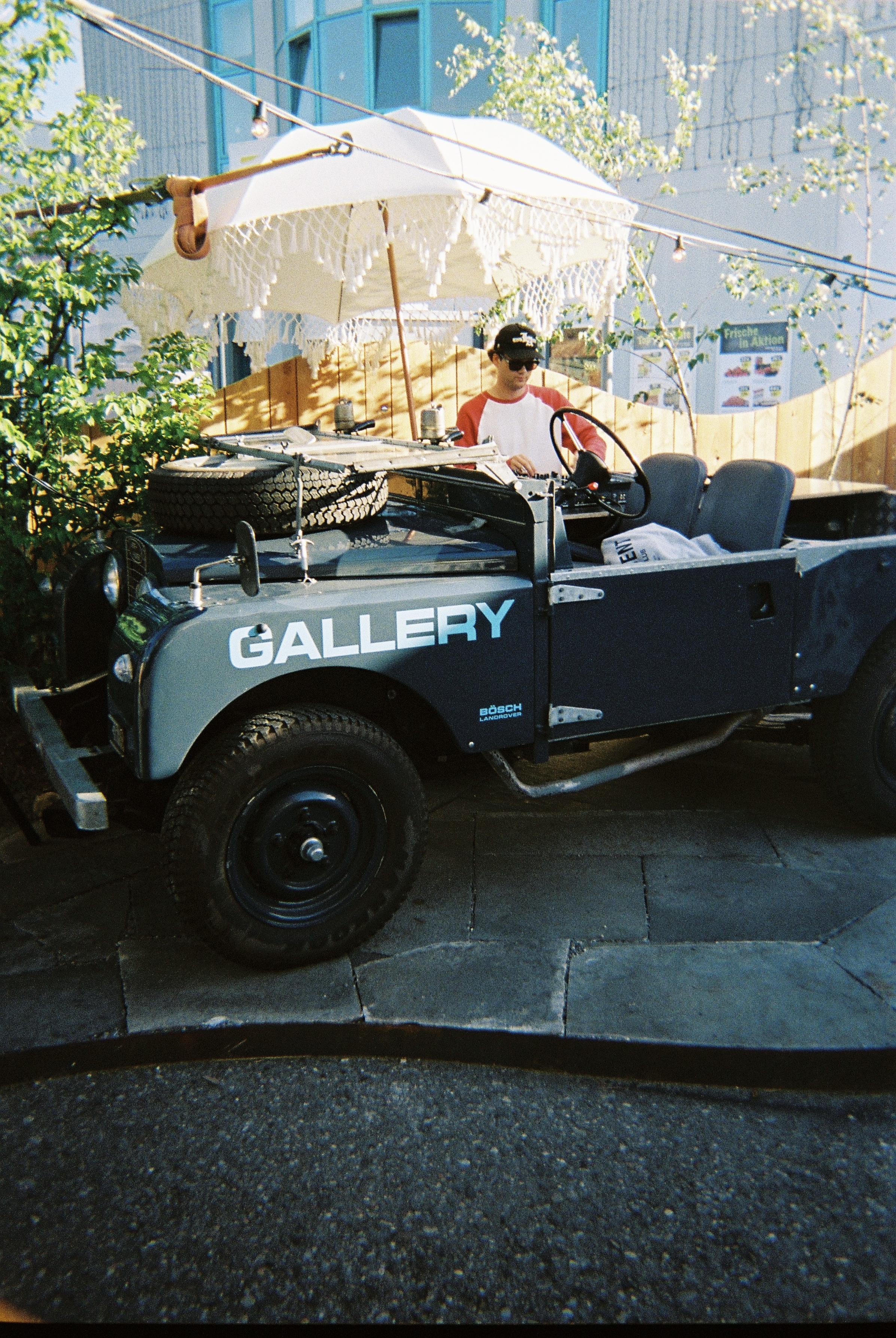 DJ am Gallery Land Rover unter einem Sonnenschirm