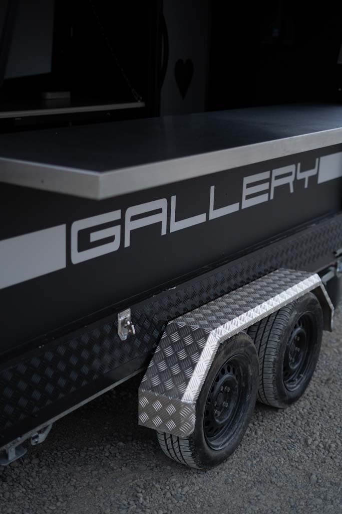 Detailansicht von Trailer ONE mit Gallery-Schriftzug und Rädern