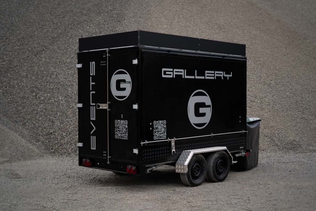 Trailer ONE im geschlossenen Zustand mit Gallery-Logo