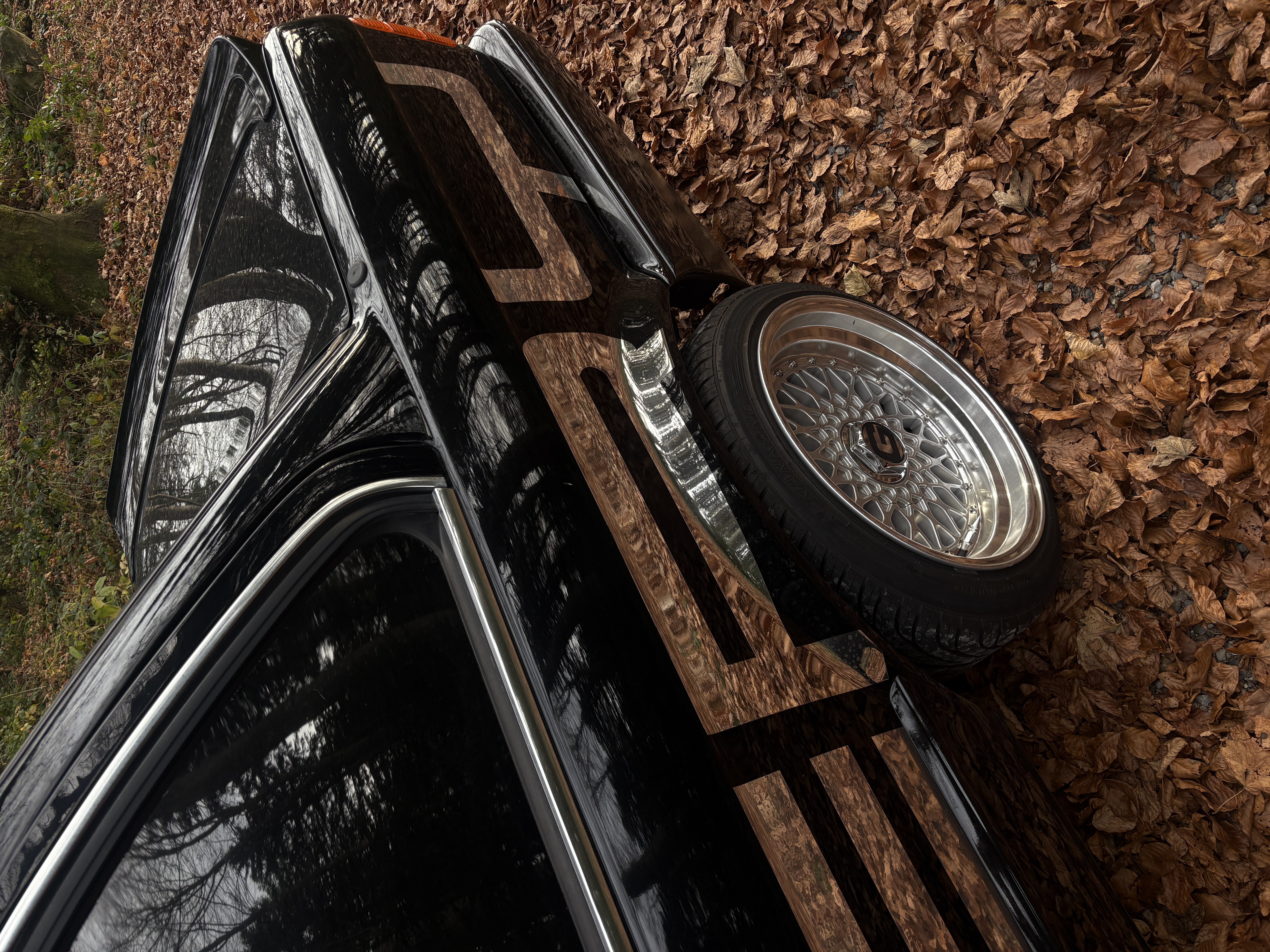 Detailansicht des schwarzen BMW E30