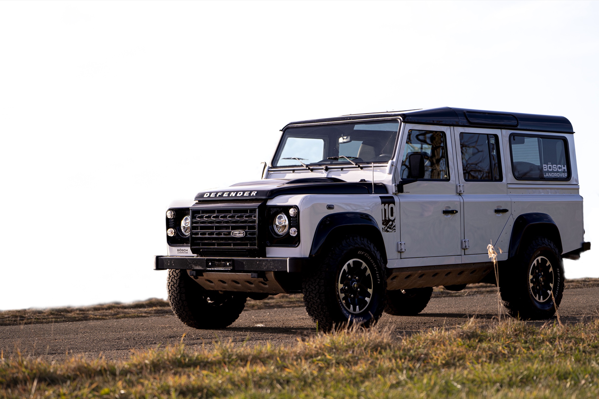 Weisser Land Rover 110 in vollständiger Ansicht