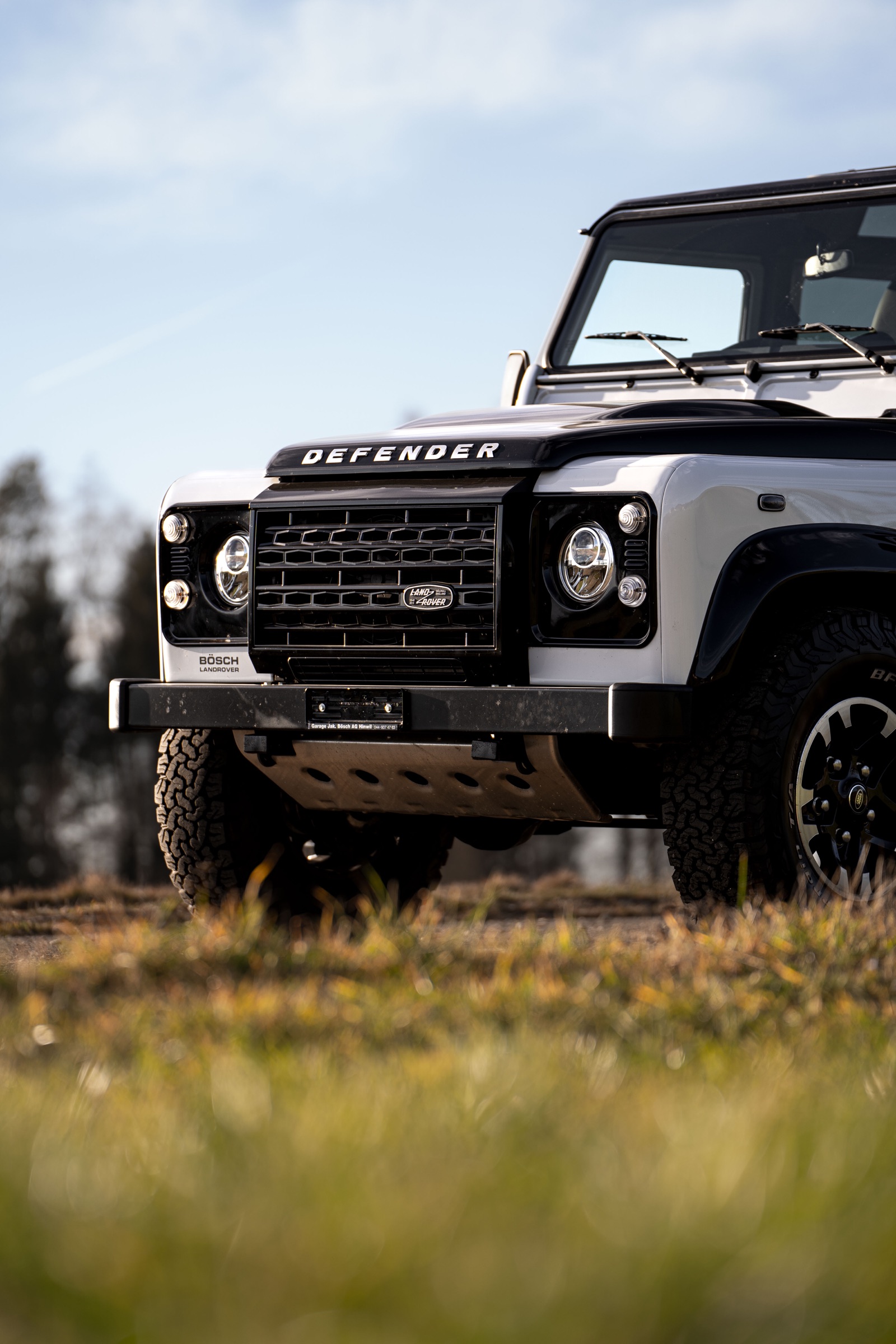 Frontansicht des weissen Land Rover 110