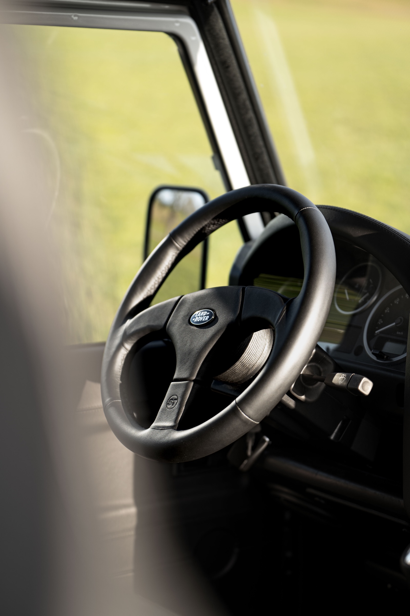 Lenkrad und Innenraum des Land Rover 110