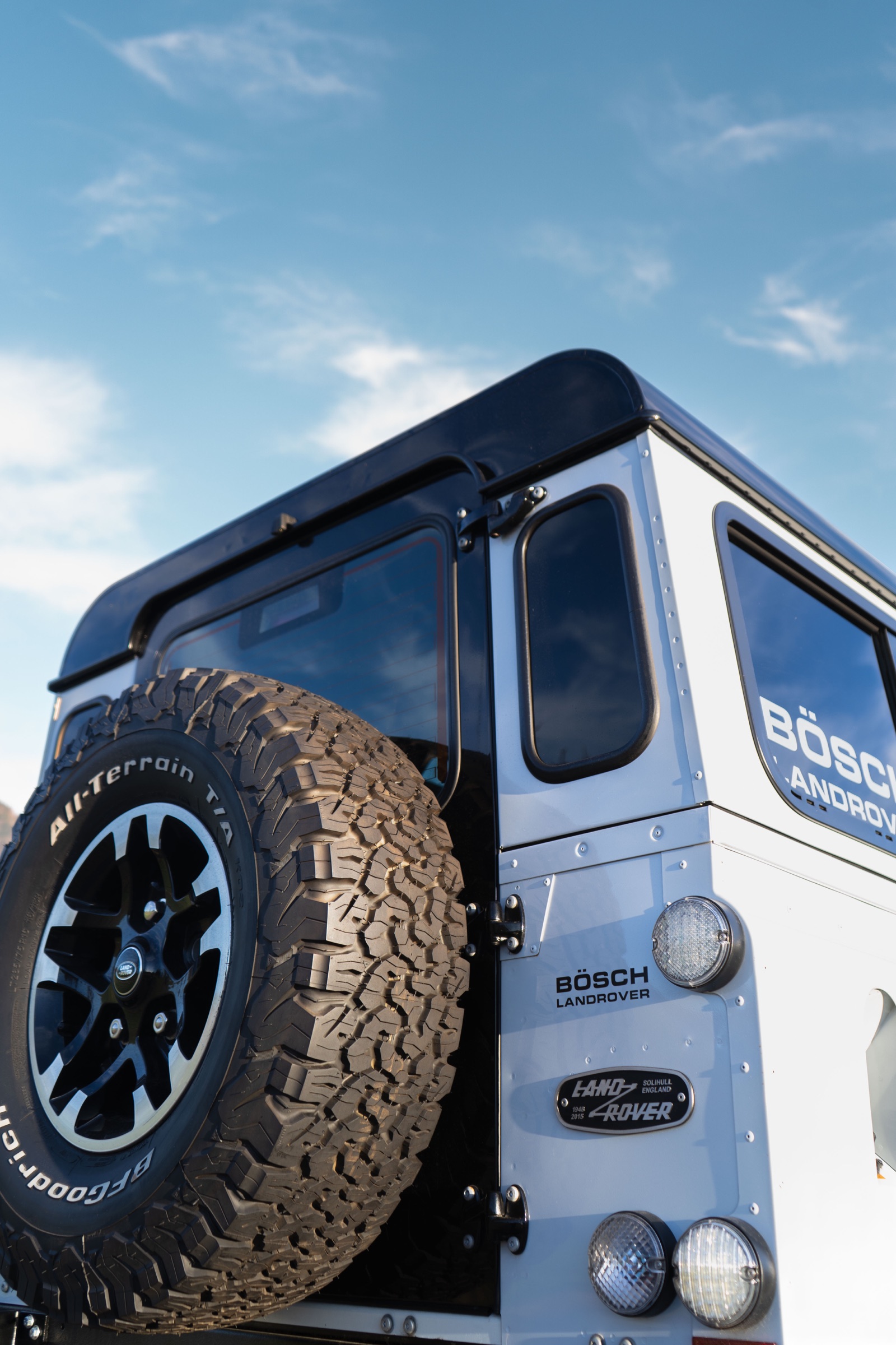 Heckansicht des weissen Land Rover 110