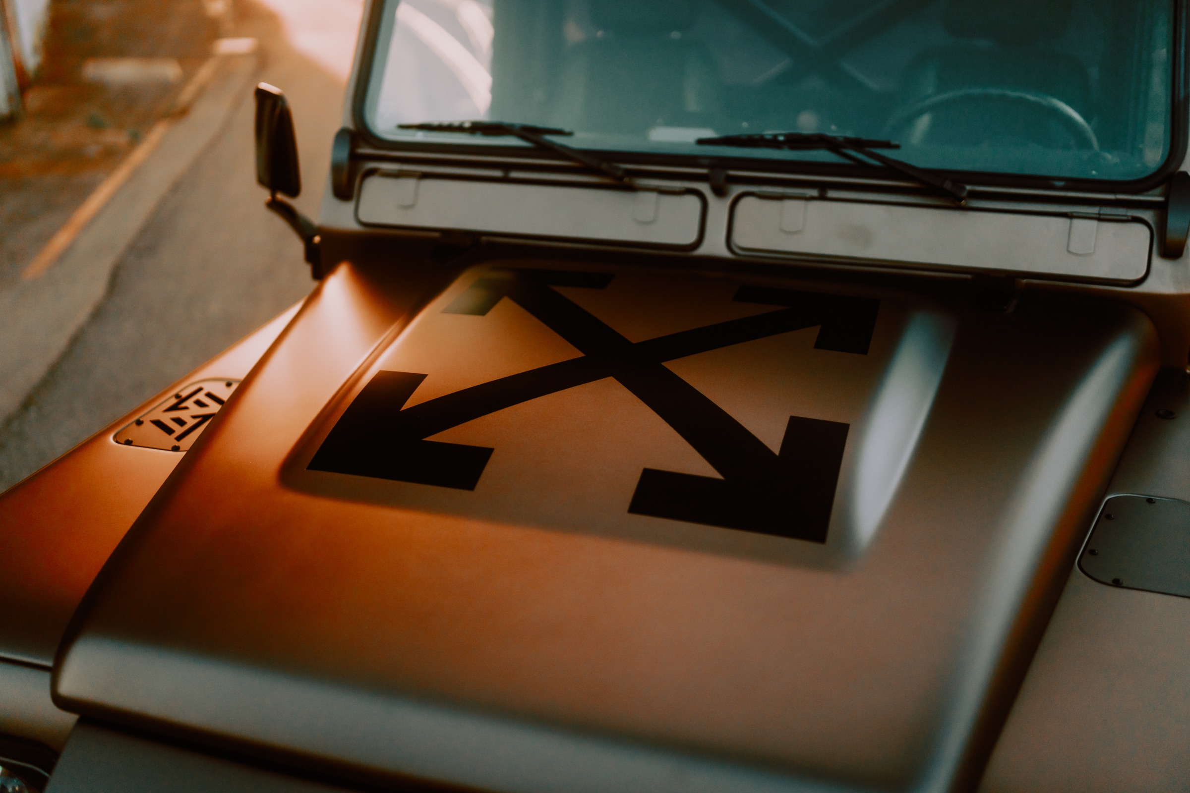 Detail der Motorhaube des Land Rover Pickup