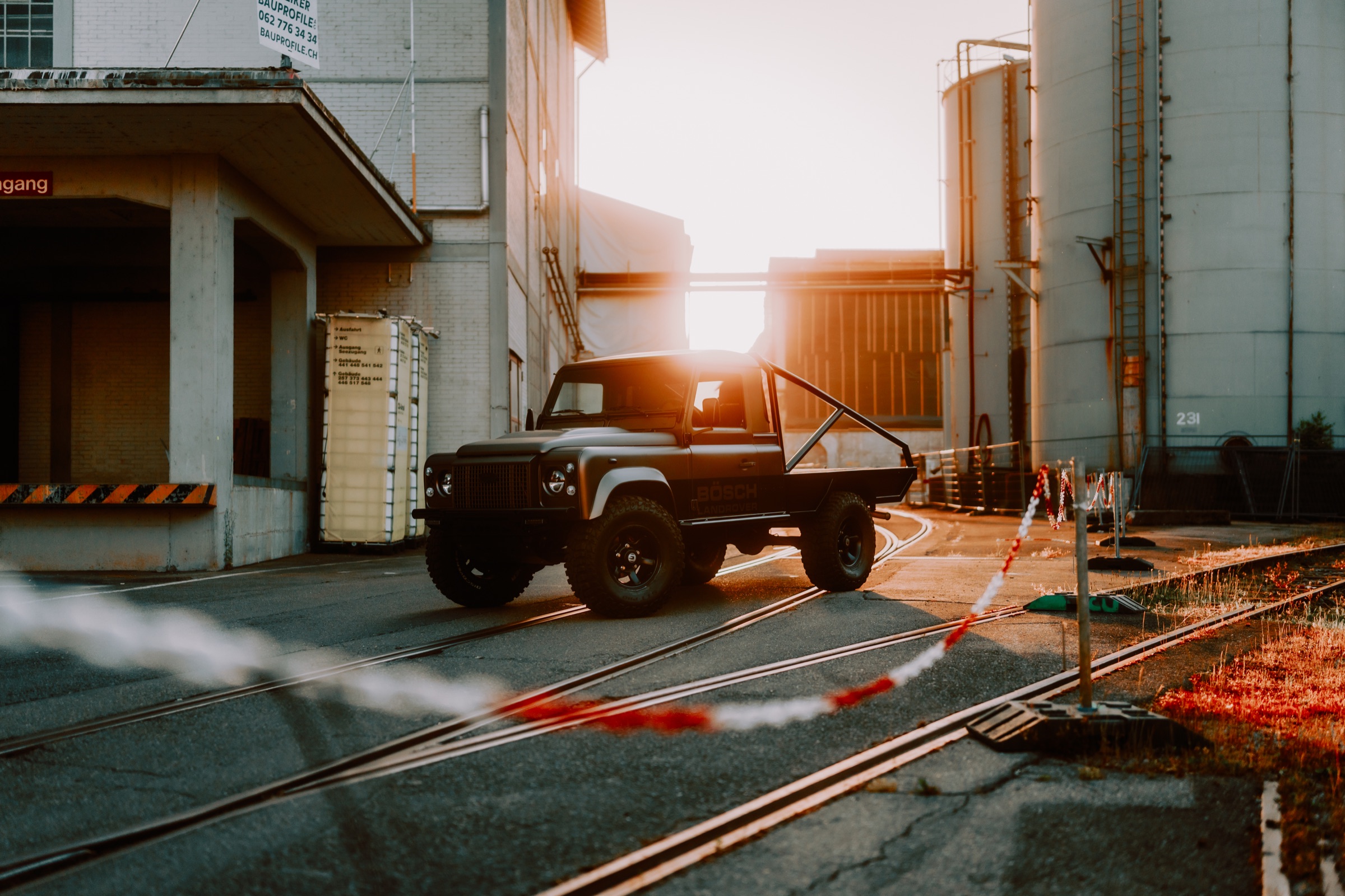 Land Rover Pickup auf dem Industriegelände