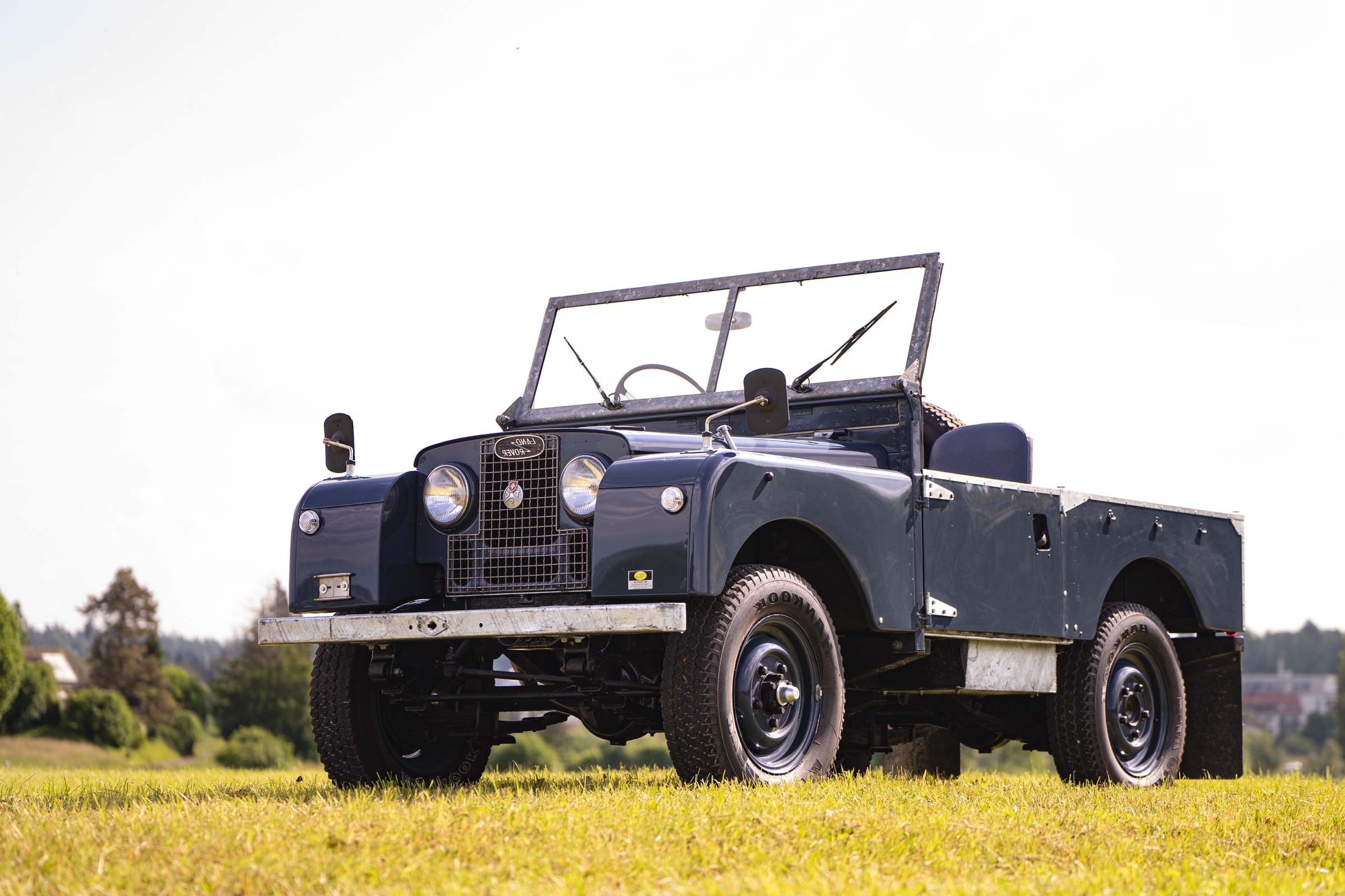 Blauer Land Rover Serie 1 auf einer Wiese