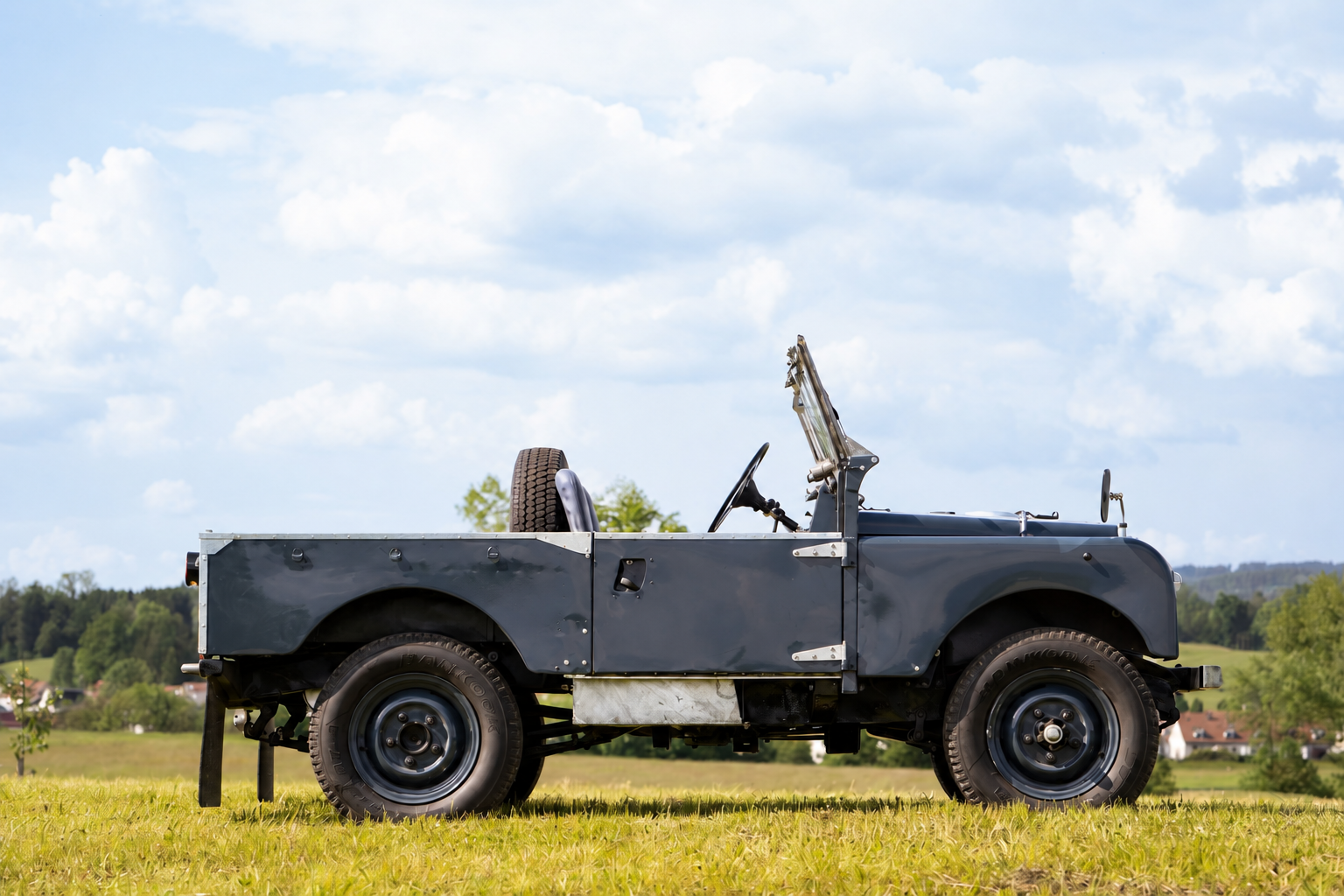 Blauer Land Rover Serie 1 in vollständiger Seitenansicht