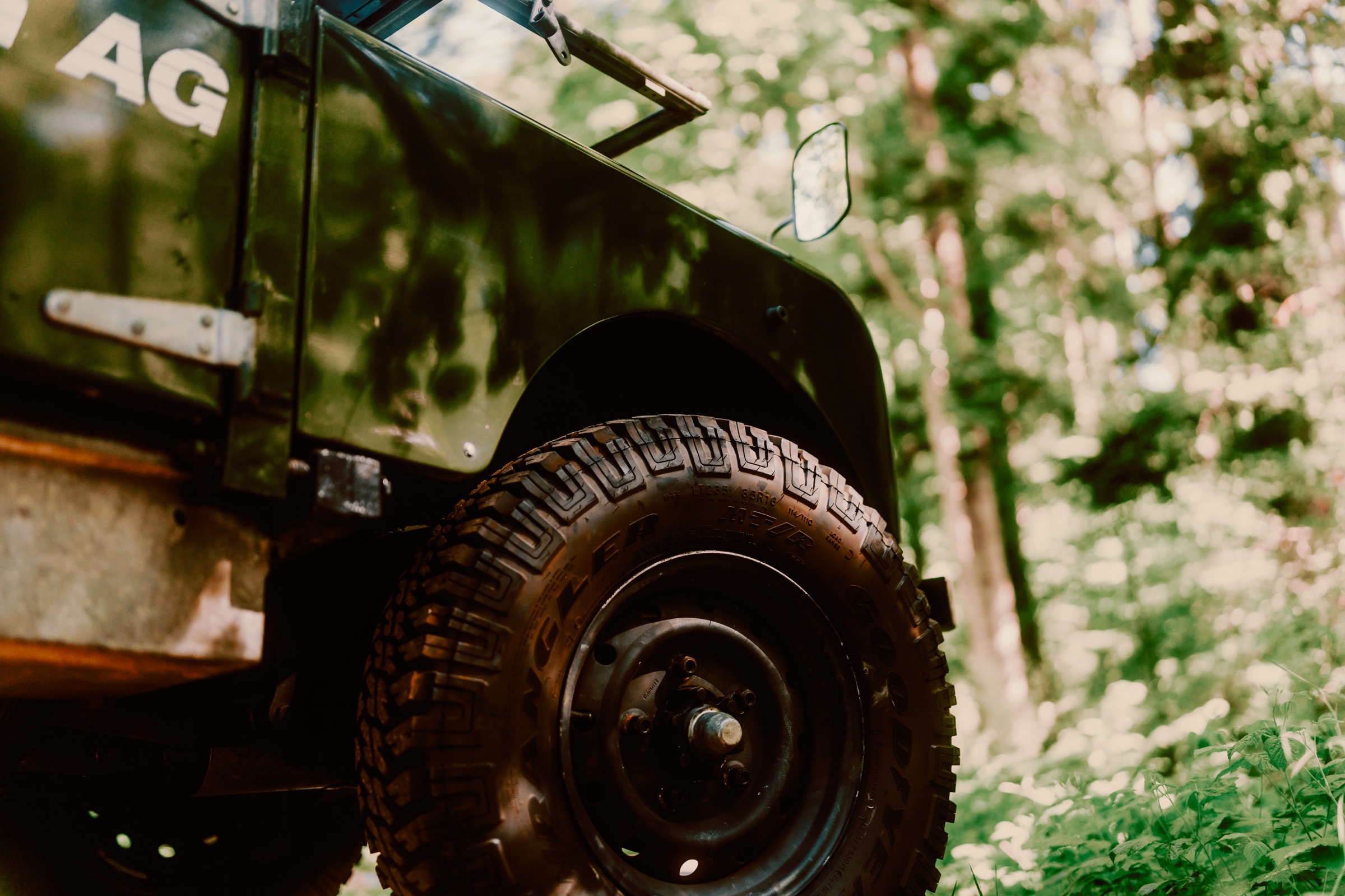 Rad und Karosseriedetail des Land Rover Serie 1 Green