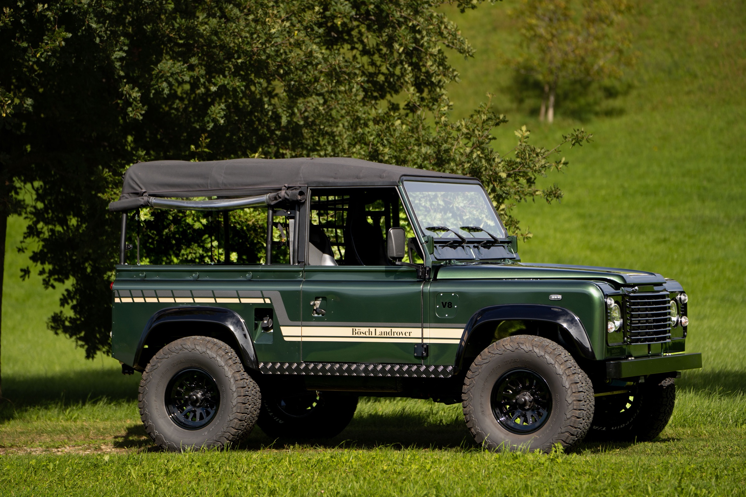 Grüner Land Rover V8 in vollständiger Seitenansicht
