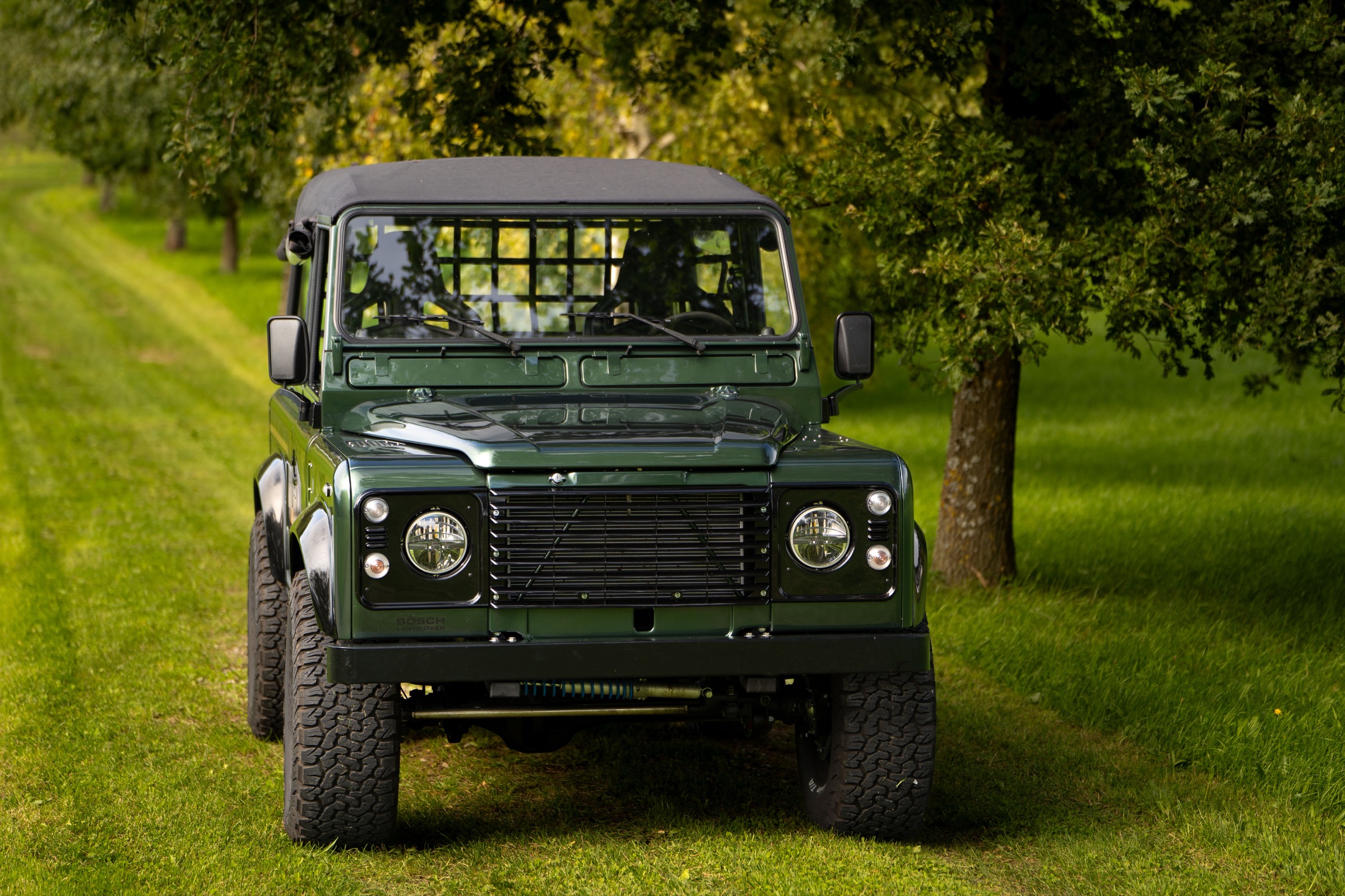 Grüner Land Rover V8 von vorne