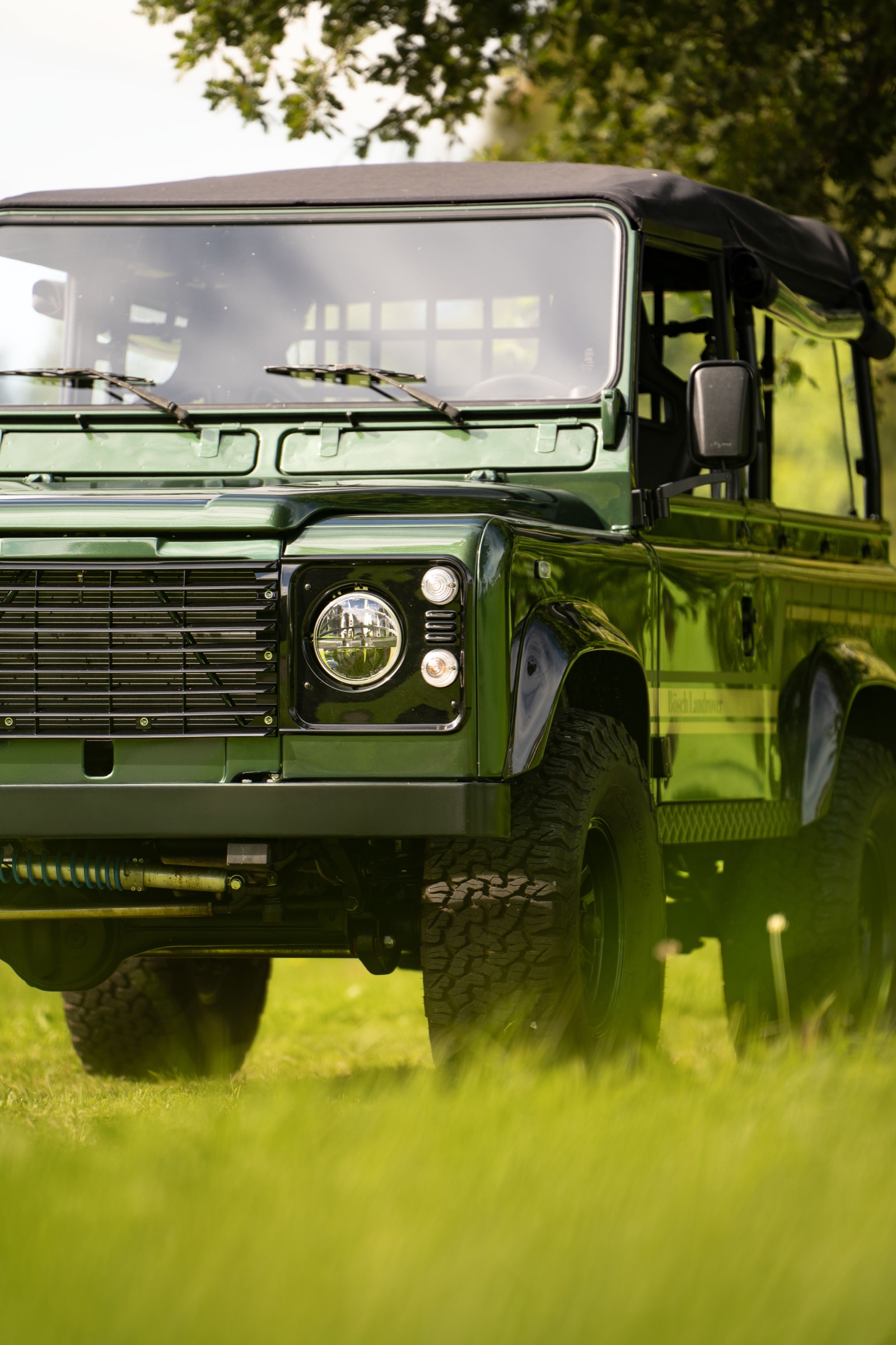 Grüner Land Rover V8 im Gras