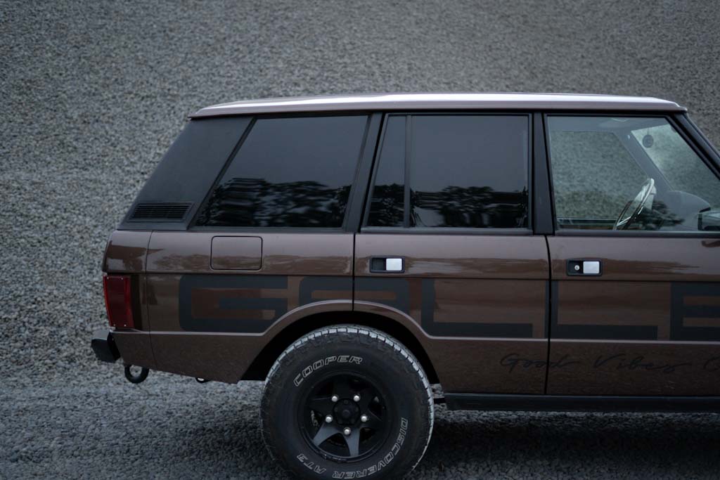 Gallery-Schriftzug und Hinterrad des Range Rover Classic