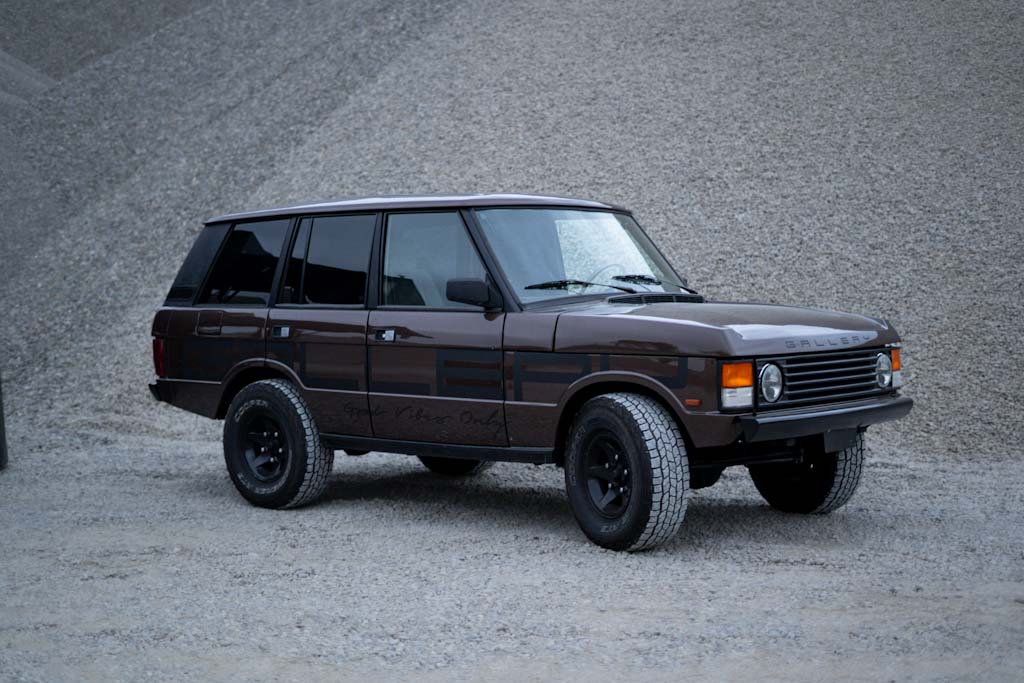 Brauner Range Rover Classic in vollständiger Ansicht